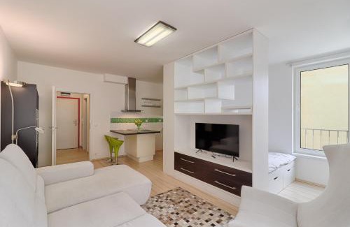 Nusle Apartment | Peace and Comfort Near Center with Balcony, 500MB WIFI