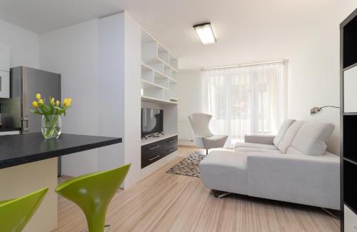 Nusle Apartment | Peace and Comfort Near Center with Balcony, 500MB WIFI