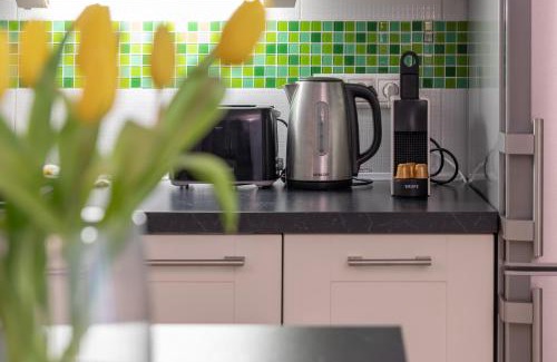 Nusle Apartment | Peace and Comfort Near Center with Balcony, 500MB WIFI