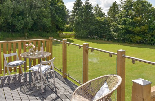 Penicuik Cottage | Peace and quiet, sat in the middle of your own field with a private hot tub.