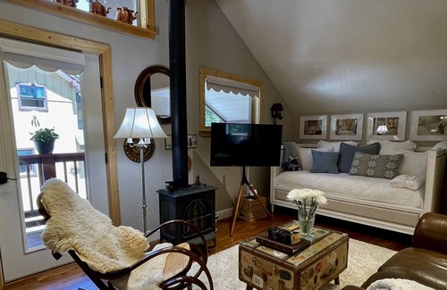 Ridgewood Cottage | Peace in the woods, walk to Lake Tahoe, minutes to resorts, shops & restaurants.