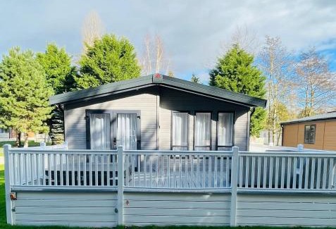 Allerthorpe House | Peace Lodge with Hot Tub