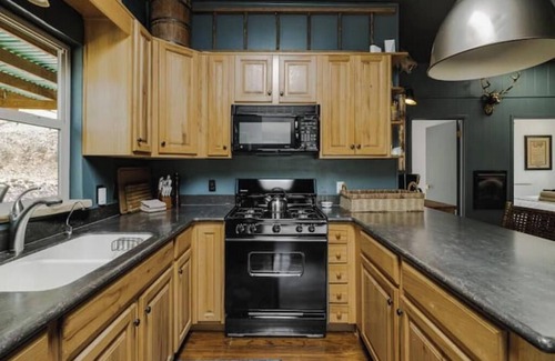Prescott Cabin | Peace & Quiet at a serene off-grid forest cabin near Lynx Lake!