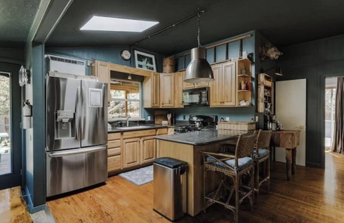 Prescott Cabin | Peace & Quiet at a serene off-grid forest cabin near Lynx Lake!