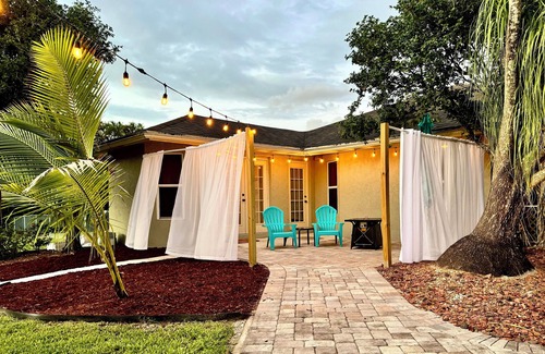 Palm Beach Country Estates Apartment | Peaceful 1 bdrm ensuite w/pool & private entrance in sunny Palm Beach Gardens