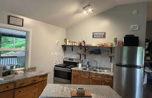 Lost River House | Peaceful 2 bedroom cottage in Lost River w/stream