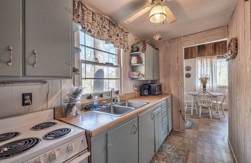 Penrod House | Peaceful 2-bedroom house, beautiful Lake view.