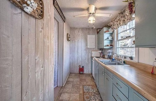 Penrod House | Peaceful 2-bedroom house, beautiful Lake view.