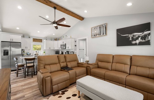 Mount Saint Francis Cottage | Peaceful 2-bedroom cottage in the beautiful Floyds Knobs with Hot Tub & Gym