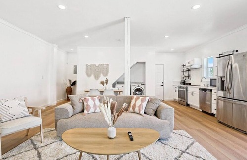 Denton House | Peaceful 2BR 1B Guest House with Hot Tub