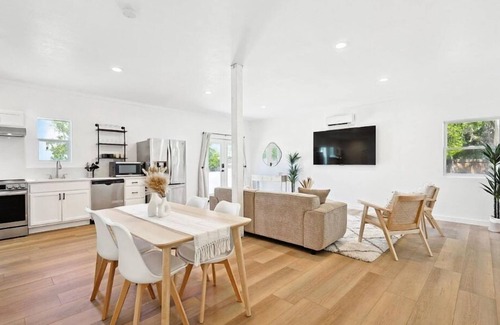 Denton House | Peaceful 2BR 1B Guest House with Hot Tub