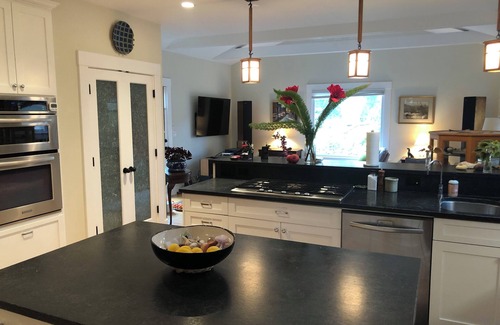 Oak Park House | Peaceful 3 bedroom house near shops, supermarkets & restaurants.