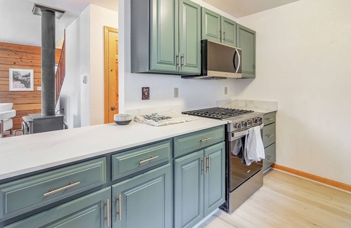 Granby Cabin | Peaceful 3-bedroom cabin 20 minutes to Winter Park Resort - hot tub, EV charger