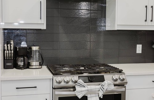 Southwest Edmonton House | Peaceful 3-bedroom house with WiFi in South Edmonton- 15 minutes to the airport