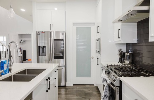 Southwest Edmonton House | Peaceful 3-bedroom house with WiFi in South Edmonton- 15 minutes to the airport