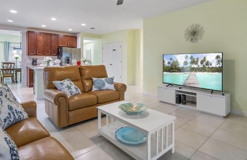 Loughman Villa | Peaceful 3 bedrooms villa with Beautiful view and paver