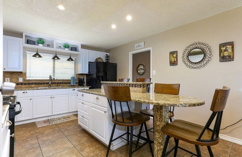 Heritage House | Peaceful 3bd 2 bath home near Sea World & BMT with pool