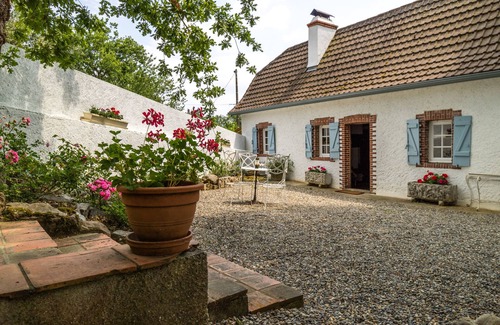 Doazon House | Peaceful 6 bedroom country lake house with spacious grounds, tennis court & pool