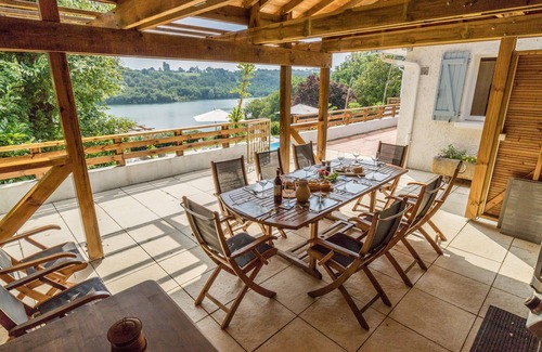 Doazon House | Peaceful 6 bedroom country lake house with spacious grounds, tennis court & pool