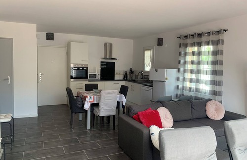L'Isle-sur-la-Sorgue Apartment | Peaceful accommodation 2 steps from amenities
