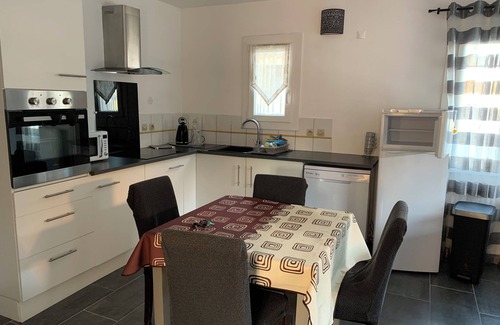 L'Isle-sur-la-Sorgue Apartment | Peaceful accommodation 2 steps from amenities