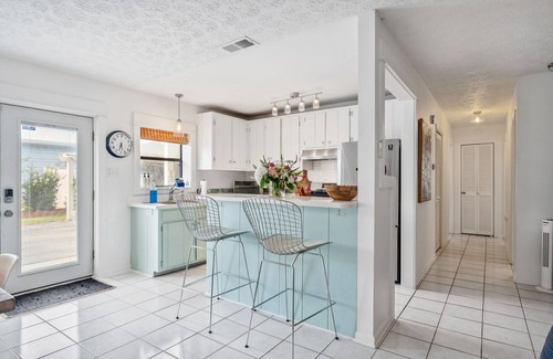 Seacrest Cottage | Peaceful Adult Retreat w/Huge Heated Pool + Bikes + Beach Gear