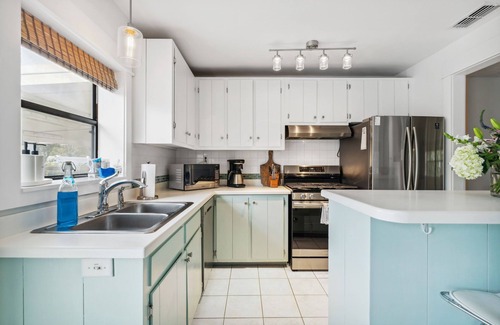 Seacrest Cottage | Peaceful Adult Retreat w/Huge Heated Pool + Bikes + Beach Gear