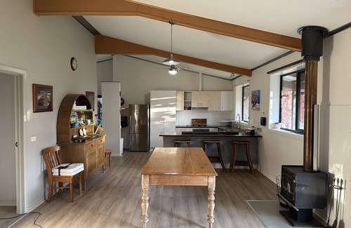Splitters Creek House | Peaceful Bush Setting 12 Mins to Centre of Albury, a Rustic Retreat