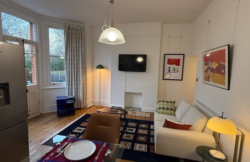 Ealing Apartment | Peaceful cosy Ealing Apartment, private Garden