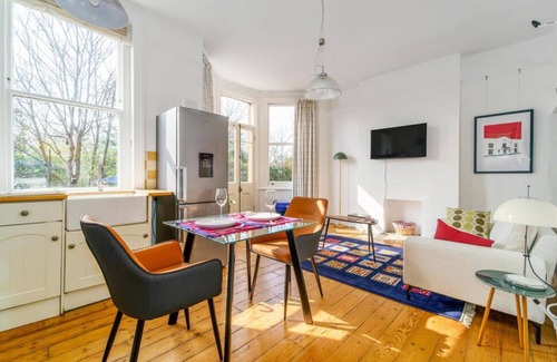 Ealing Apartment | Peaceful cosy Ealing Apartment, private Garden