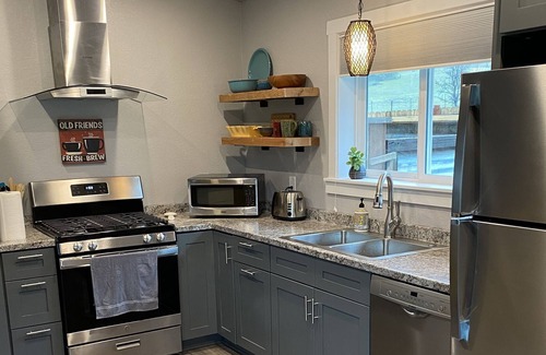 Redding Cottage | Peaceful Cottage just minutes from walking trails and Sundial Bridge