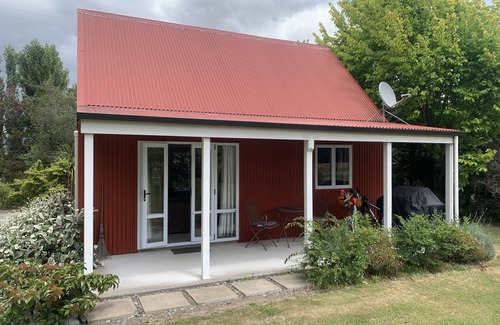 Renwick Cottage | Peaceful Cottage surrounded by gardens on Marlborough wine trail