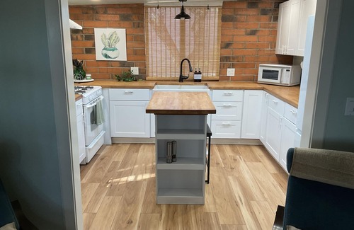 Viewpoint Cottage | Peaceful cottage with courtyard in Green Valley AZ with AC, WiFi, and DirecTV.