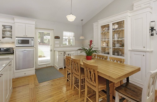 Woodstock House | Peaceful cottage with hiking trails,wildlife,gourmet kitchen.Monthly rental only