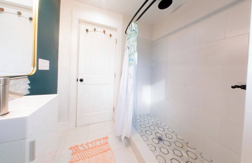 Oakley Apartment | Peaceful Couples Retreat, 2 minutes from the Biltmore