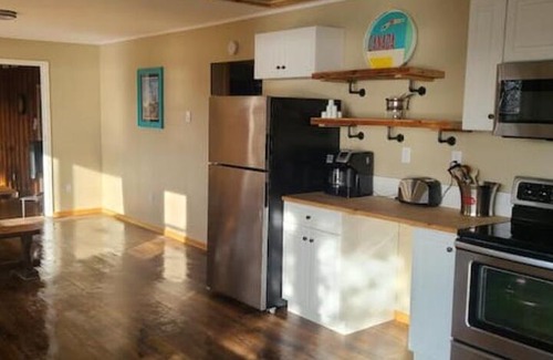 Lower Ohio House | Peaceful cozy cottage next to Welshtown Lake with fire bit in the back yard.