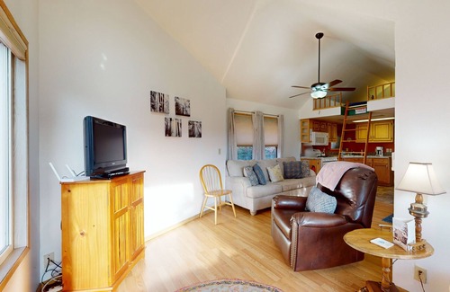 Brookings Cabin | Peaceful dog-friendly cabin on the coast with great deck views