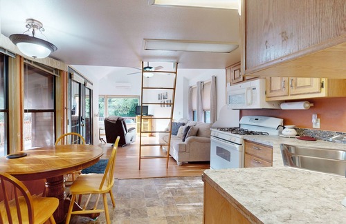 Brookings Cabin | Peaceful dog-friendly cabin on the coast with great deck views