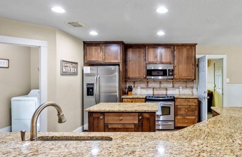 Fischer House | Peaceful, family friendly home close to water activities, shopping, and more!