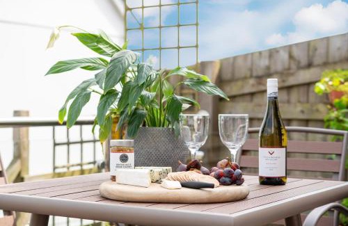 Mylor Churchtown House | Peaceful harbour view with private parking