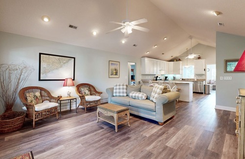 Edisto Island House | Peaceful home close to the beach with large yard, porch, W/D, & AC