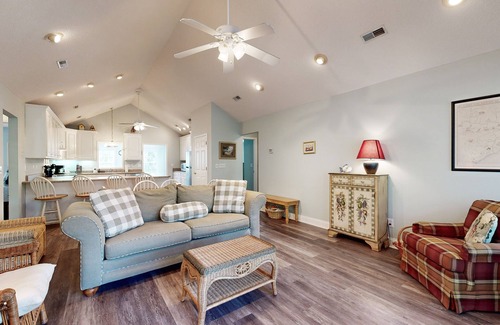 Edisto Island House | Peaceful home close to the beach with large yard, porch, W/D, & AC
