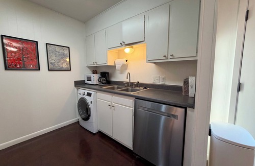 Hyde Park Condo | Peaceful Hyde Park Condo Near UT with Free Parking, Fast WiFi, King Bed
