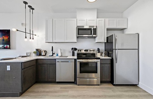 Elizabeth Hotel | Peaceful King Studio 15 min from EWR Free Parking