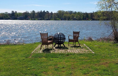 West Milford Cabin | Peaceful Lake Front Log Cabin- Sleeps 7 in 3 rooms