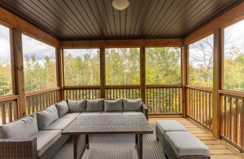Dwight House | Peaceful Lake of Bays Cottage Getaway