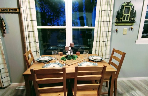 South Haven Cabin | Peaceful Lakeside Cabin with Beautiful Views! Fish, boat, kayak, swim!