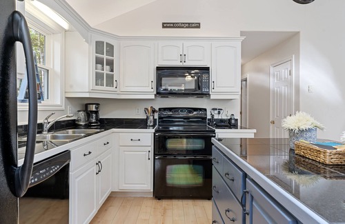 Onslow Cottage | Peaceful Lakeside Retreat w/Starlink