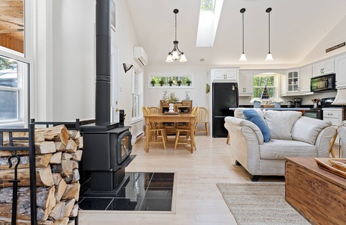 Onslow Cottage | Peaceful Lakeside Retreat w/Starlink