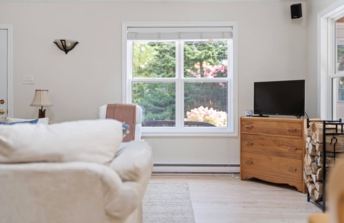 Onslow Cottage | Peaceful Lakeside Retreat w/Starlink